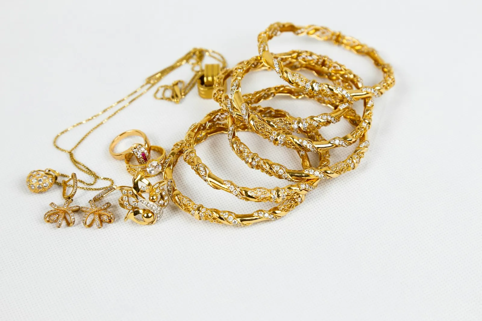 Pulseras y collar dorados; ejemplo de bisutería.