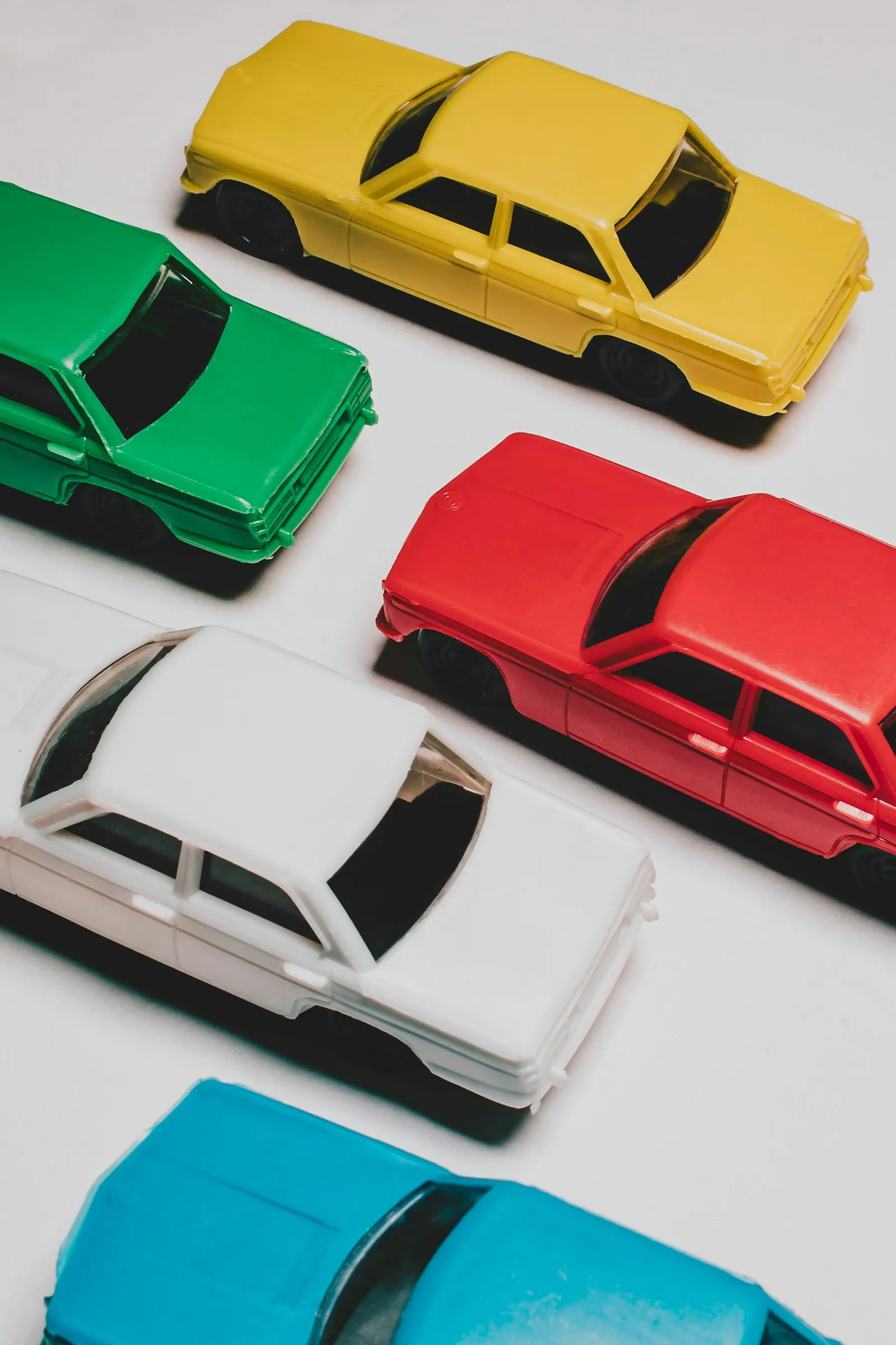 Coches de juguete de plástico; ejemplo de juguetes.
